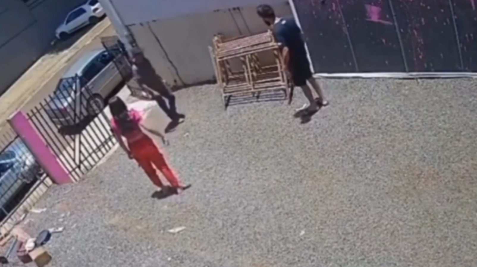 فيديو حساس: أب يقتل صديق ابنته